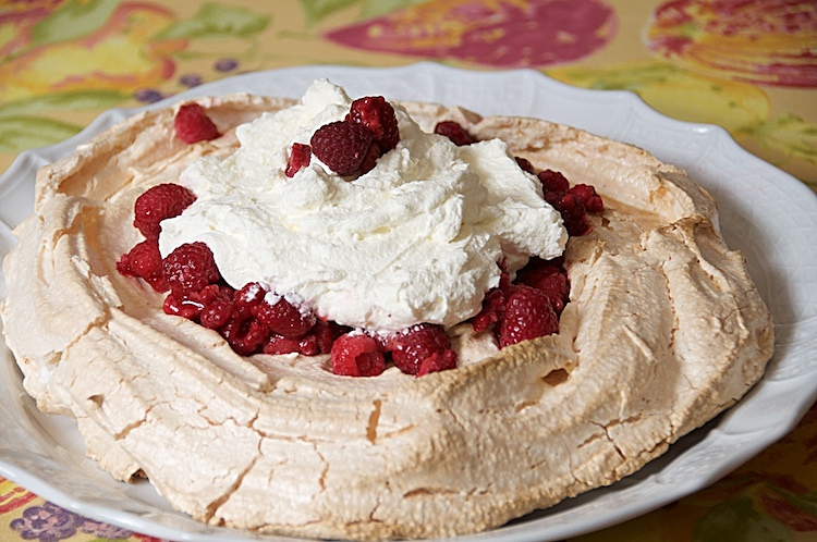Maräng till efterrätt med hallon och grädde, Pavlova