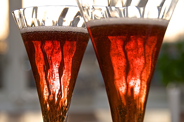 Klassisk Kir Royale med Crème de Cassis och Champagne