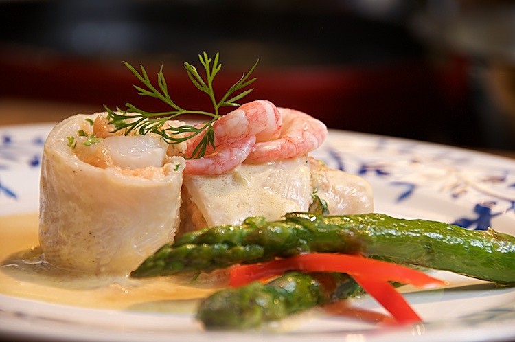 Rödtunga fylld med lax och dill, kokt i sås på hummerfond