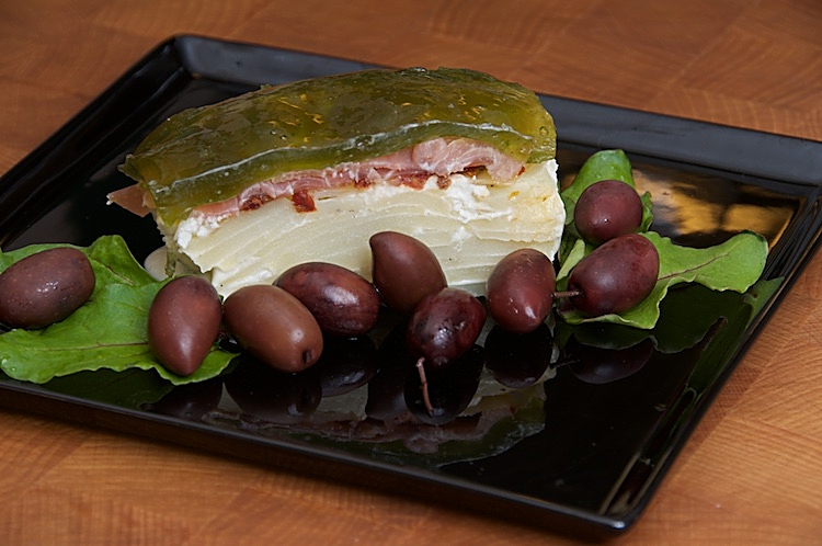 Paté med potatis, getost, soltorkade tomater, parmaskinka och gelé av basilika