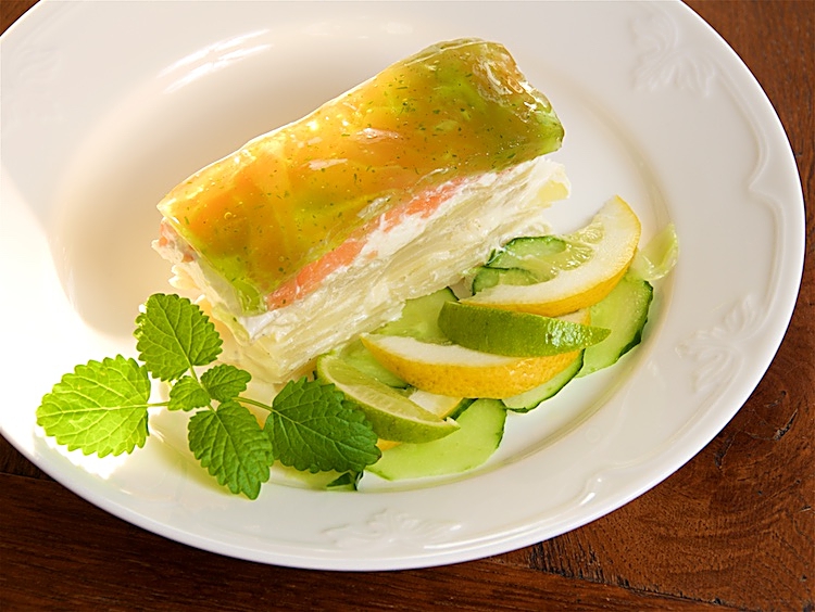 Terrine till påsk med potatis, pepparrot, yoghurt och lax täckt med dillgelé