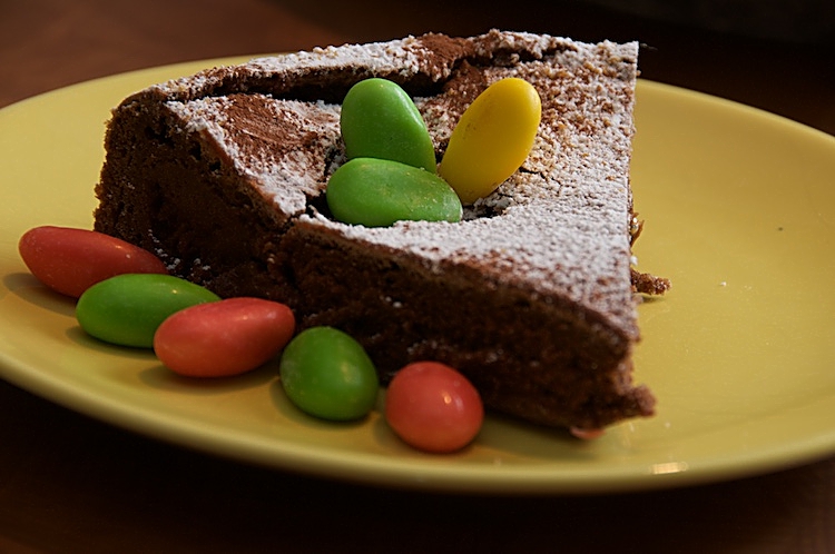 Påsktårta med choklad och påskägg