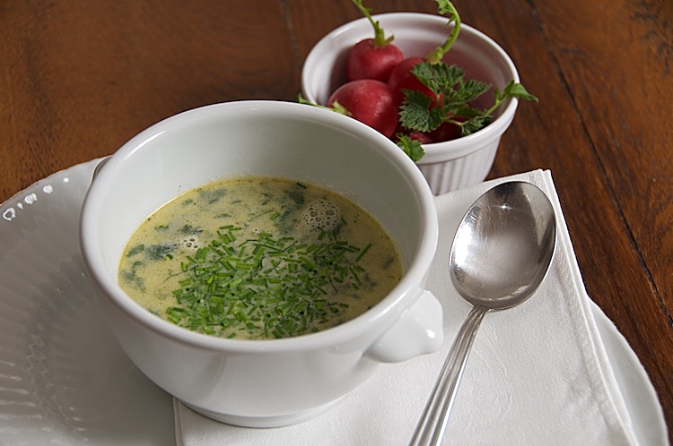 Nässelsoppa på späda nässlor, gräslök och lite grädde – tidig vårprimör