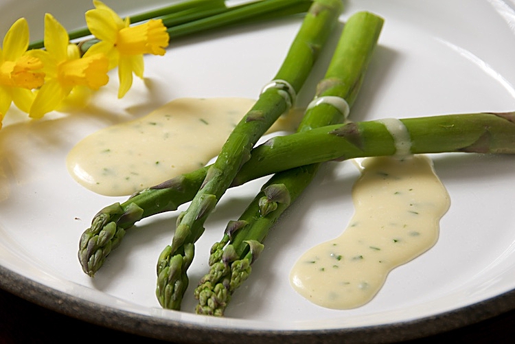 Vårprimör – sparris med variant på Nobissås
