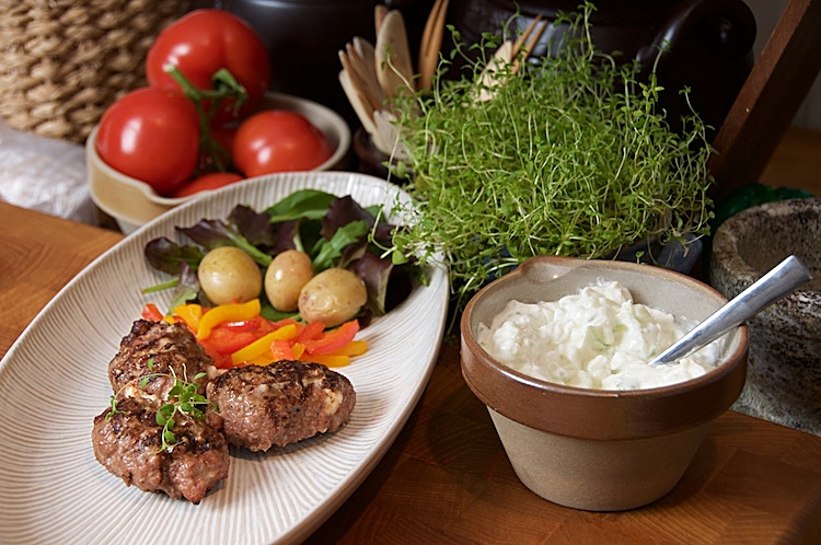 Grillade köttfärsbiffar med fetaost, timjan och tsatsiki