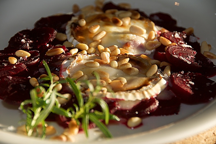 Färska rödbetor med getost, honung och pinjenötter