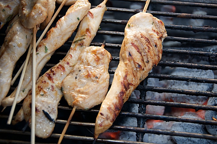 Grillade kycklingspett marinerade i färsk ingefära, vitlök, citron, rosmarin och olivolja