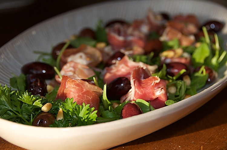 Serranoskinka, Philadelphiaost, ruccolasallad, pinjenötter och svarta oliver