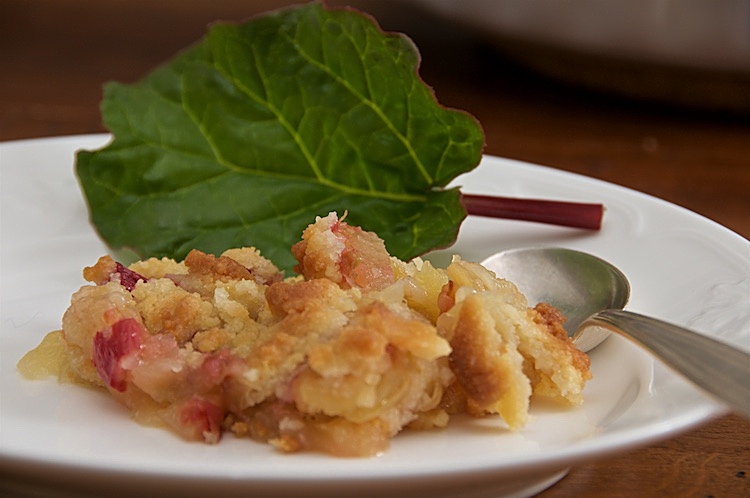 Rabarber och äpple under smuldegstäcke med vaniljsås