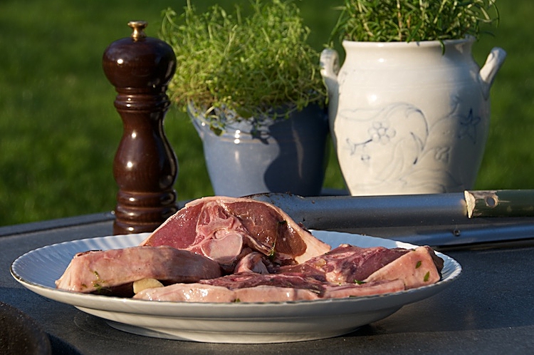 Grillade lammkotletter med timjan, rosmarin, citron, vitlök och getoströra