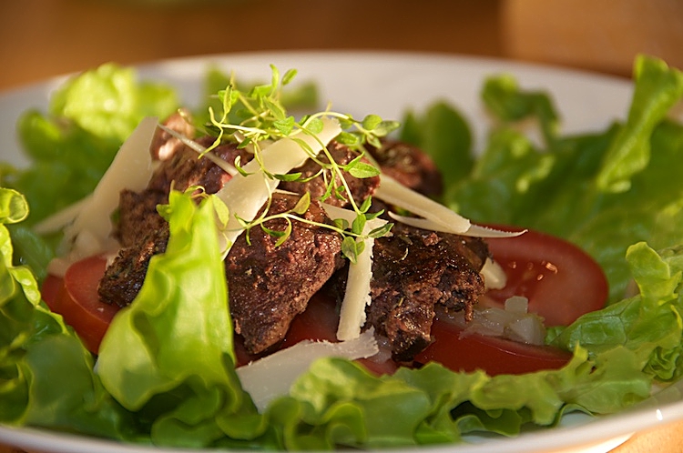 Sallad med stekt kycklinglever, timjan, tomat och parmesanost