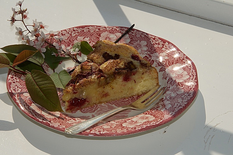 Mors Dags kaka med rabarber, kanel, socker och hallon