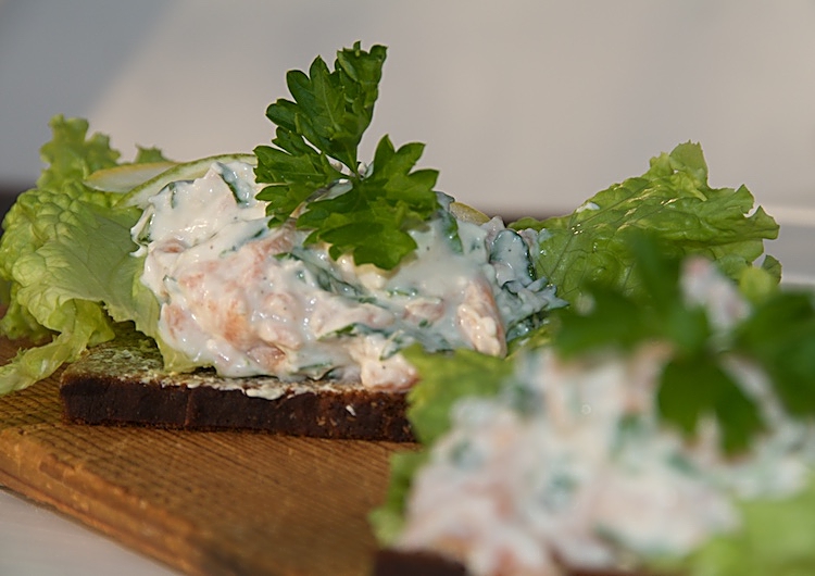 Smörrebröd med rökt lax, sallad, örter, creme fraiche, citron och grovt bröd