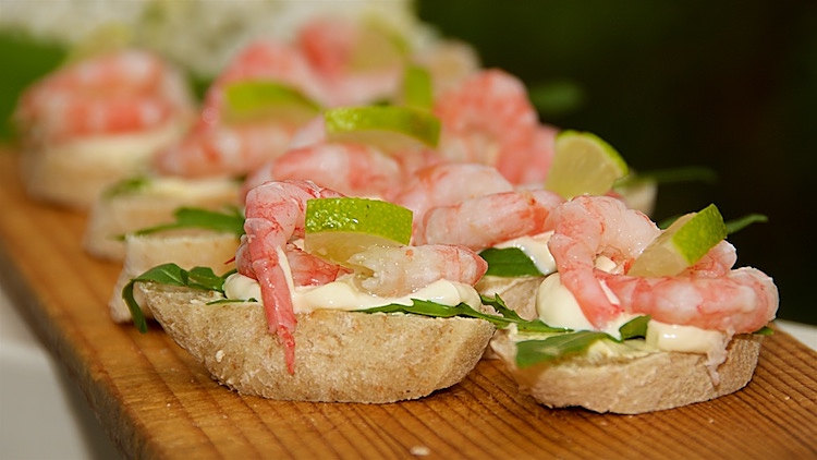 Räkor, majonäs, creme fraiche och lime på litet bröd