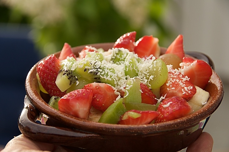 Gino med jordgubbar, äpple, kiwi, banan, druvor och vit choklad
