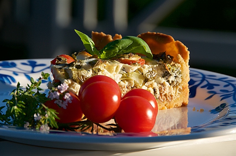 Paj med lammfärs eller nötfärs, fetaost, timjan, basilika, tomater, gräddfil och broccoli