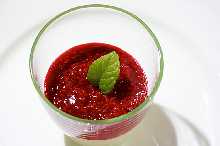 Enkel pannacotta med vaniljsmak och hallon- eller jordgubbstäcke