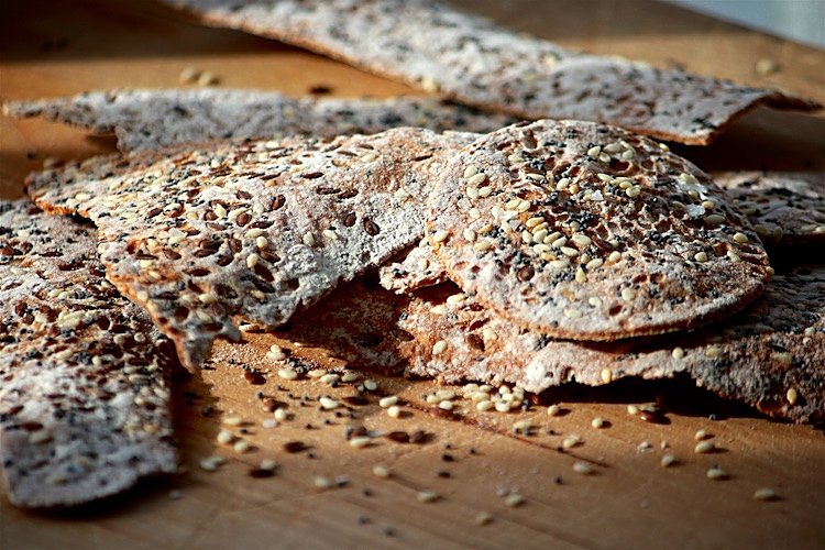 Tunt smakrikt knäckebröd med frön