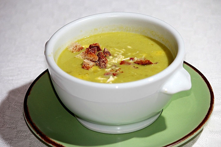 Grön ärtsoppa med creme fraiche och färsk pepparrot
