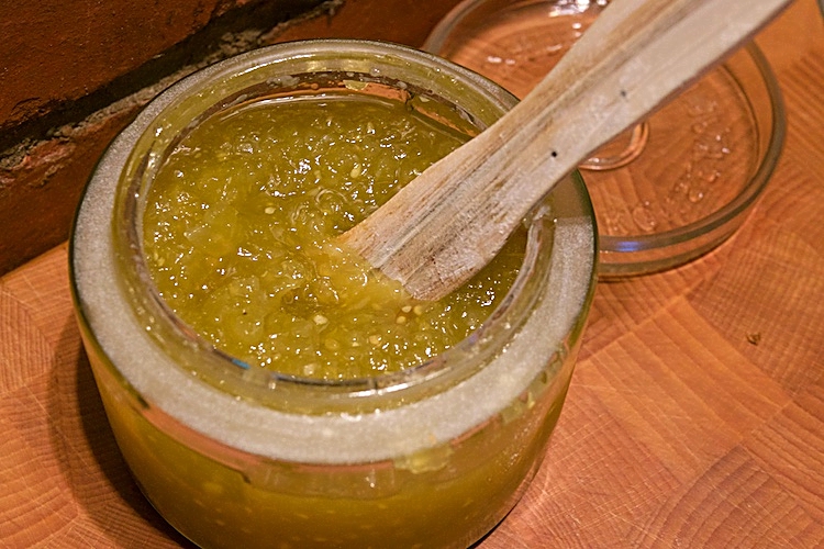 Grön tomatmarmelad med färsk ingefära och citron