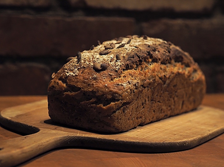 Surdegsbröd med linfrön