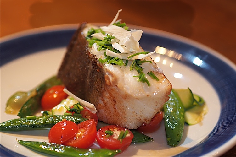 Rimmad ugnsbakad torskrygg med smör och riven pepparrot