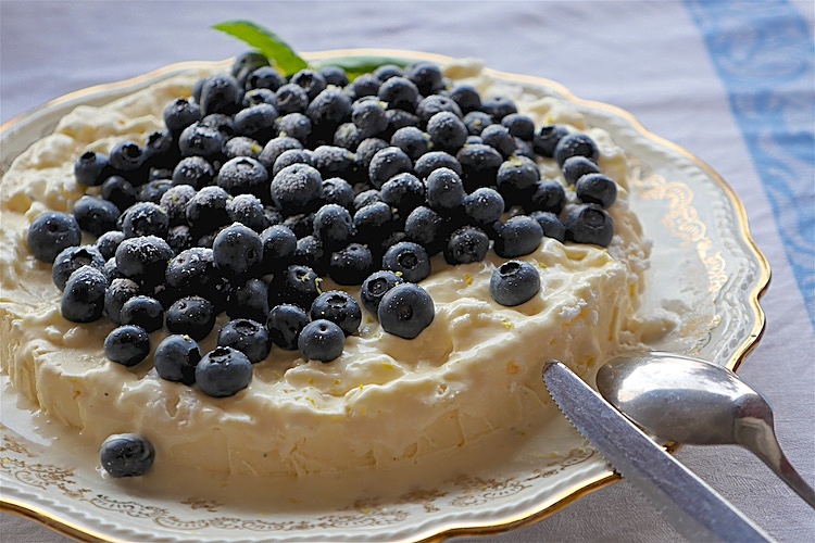 Marängglasstårta med blåbär och citronsmak