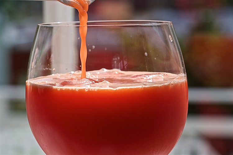 Råsaftjuice på äpple, morot, ingefära och citron