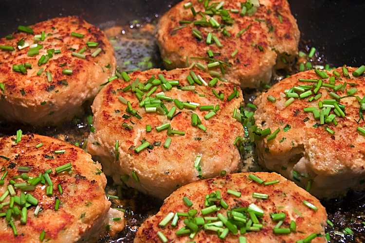 Fiskburgare av lax och torsk