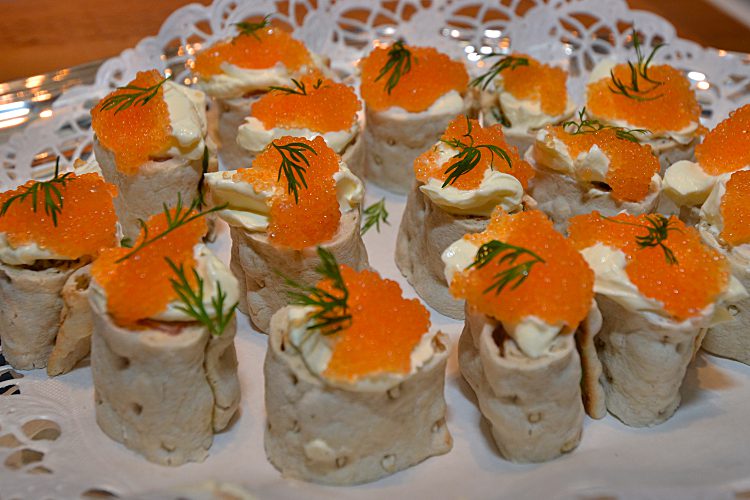 Aptitretande tunnbrödsrullar med lax, citron, pepparrot, dill och löjrom