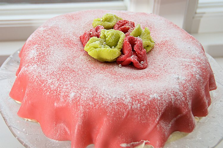 Matildas födelsedagstårta med marsipan och hallon