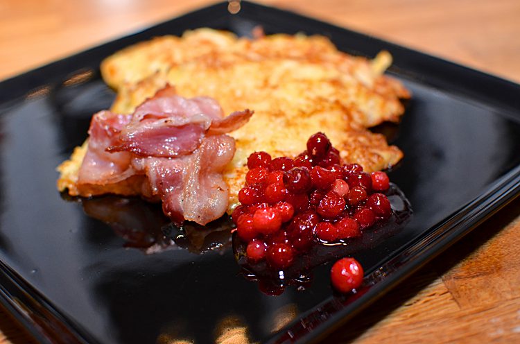 Raggmunkar med lingon och fläsk eller bacon