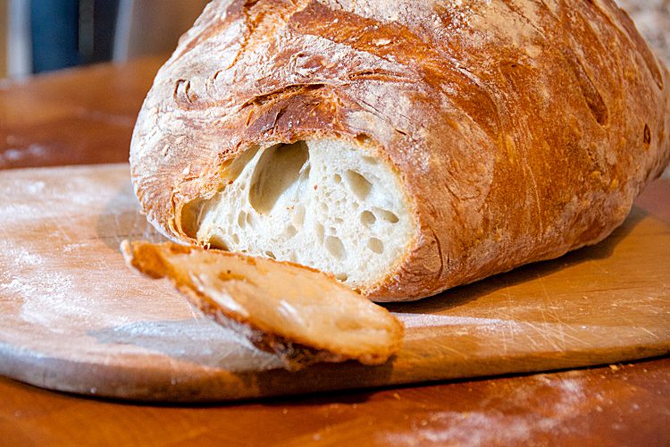 Vitt franskt lantbröd med knaprig skorpa