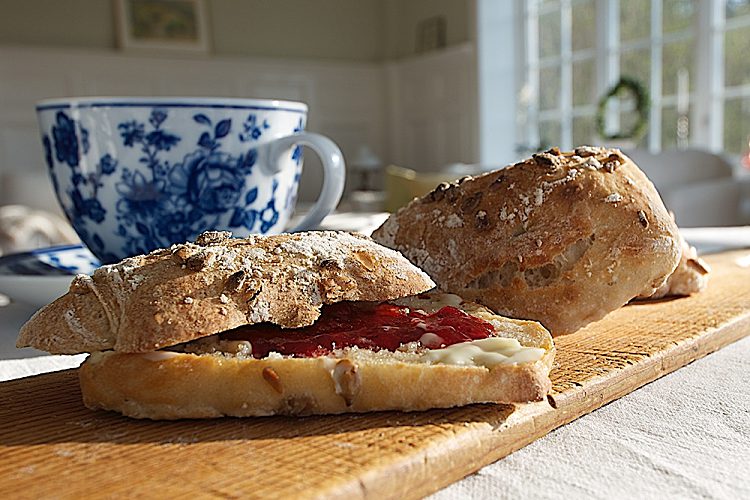 Enkla frukostbrödet med rågsikt och specialvetemjöl