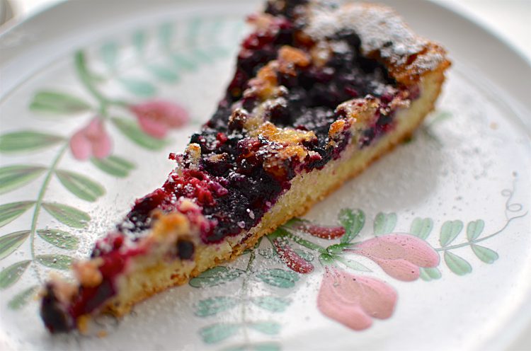 Hallon- och blåbärskaka