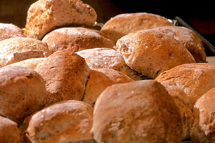 Valnötsbröd med lönnsirap och grovt rågmjöl