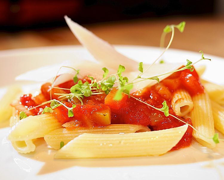 Enkel tomat- och grönsakssås till pasta