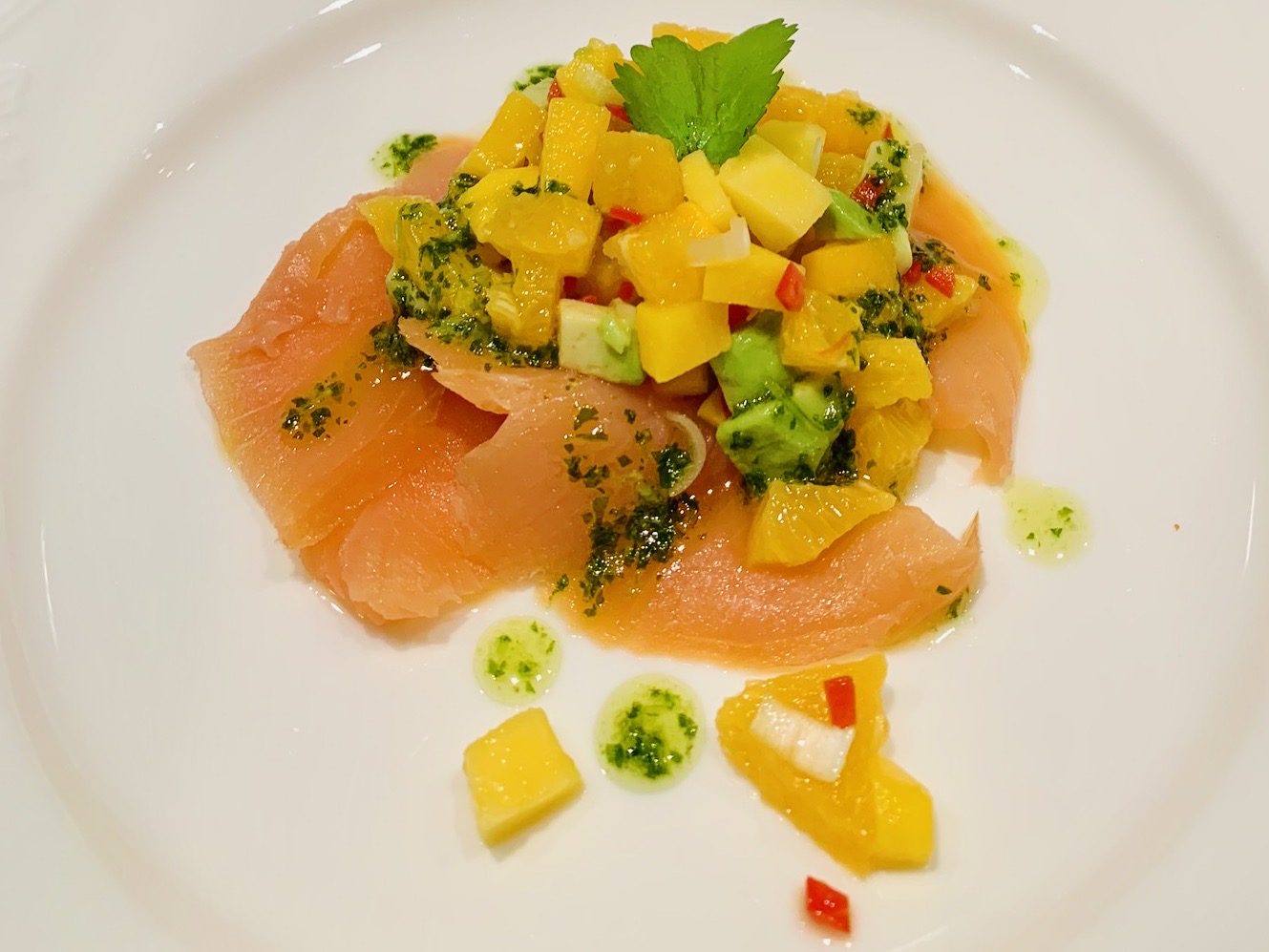 Rökt lax, fruktig salsa och koriander