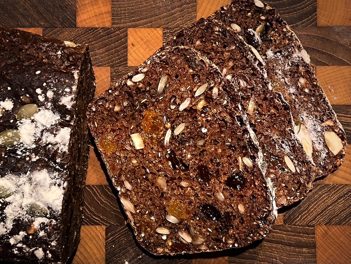 Vörtbröd med frön och filmjölk